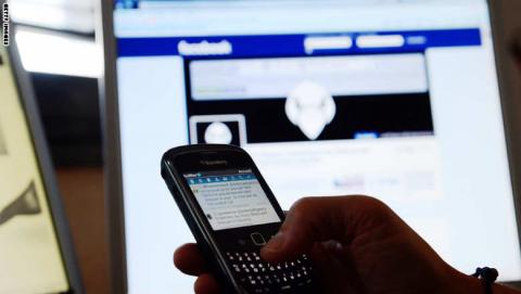 Facebook ... تحدث تطبيقها على نظام أندرويد لتتيح للمستخدم الإعجاب دون انترنت Facebook ... تحدث تطبيقها على نظام أندرويد لتتيح للمستخدم الإعجاب دون انترنت